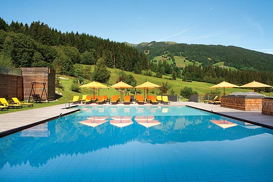 20 m langer, beheizter Außen-Sportpool des Kempinski Hotel Das Tirol mit herrlichem Blick auf die umliegenden Berge der Kitzbüheler Alpen (©Foto: Kempinski Hotel Das Tirol)